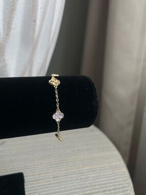 Alternating marble white and gold mmmm k clover bracelet